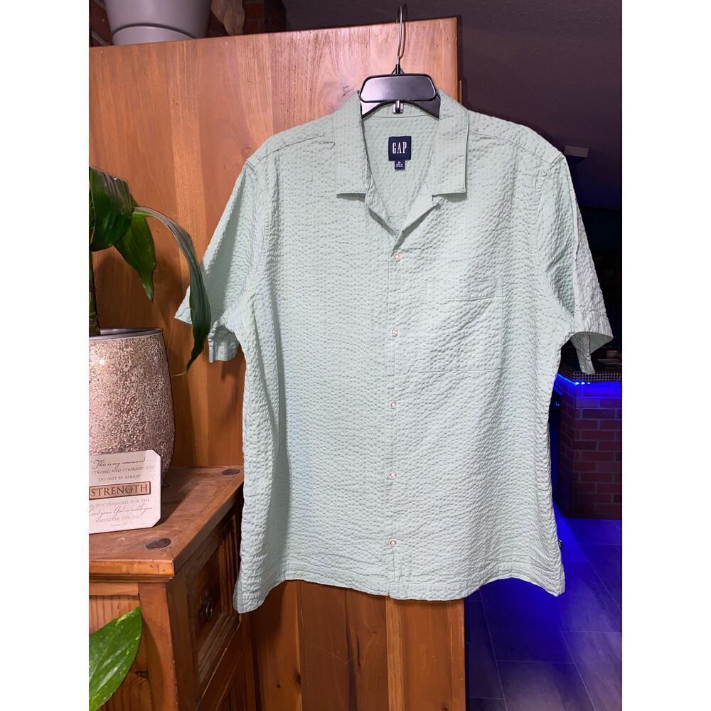 Gap short sleeve men’s button down shirt, green gauze material Size XL‎